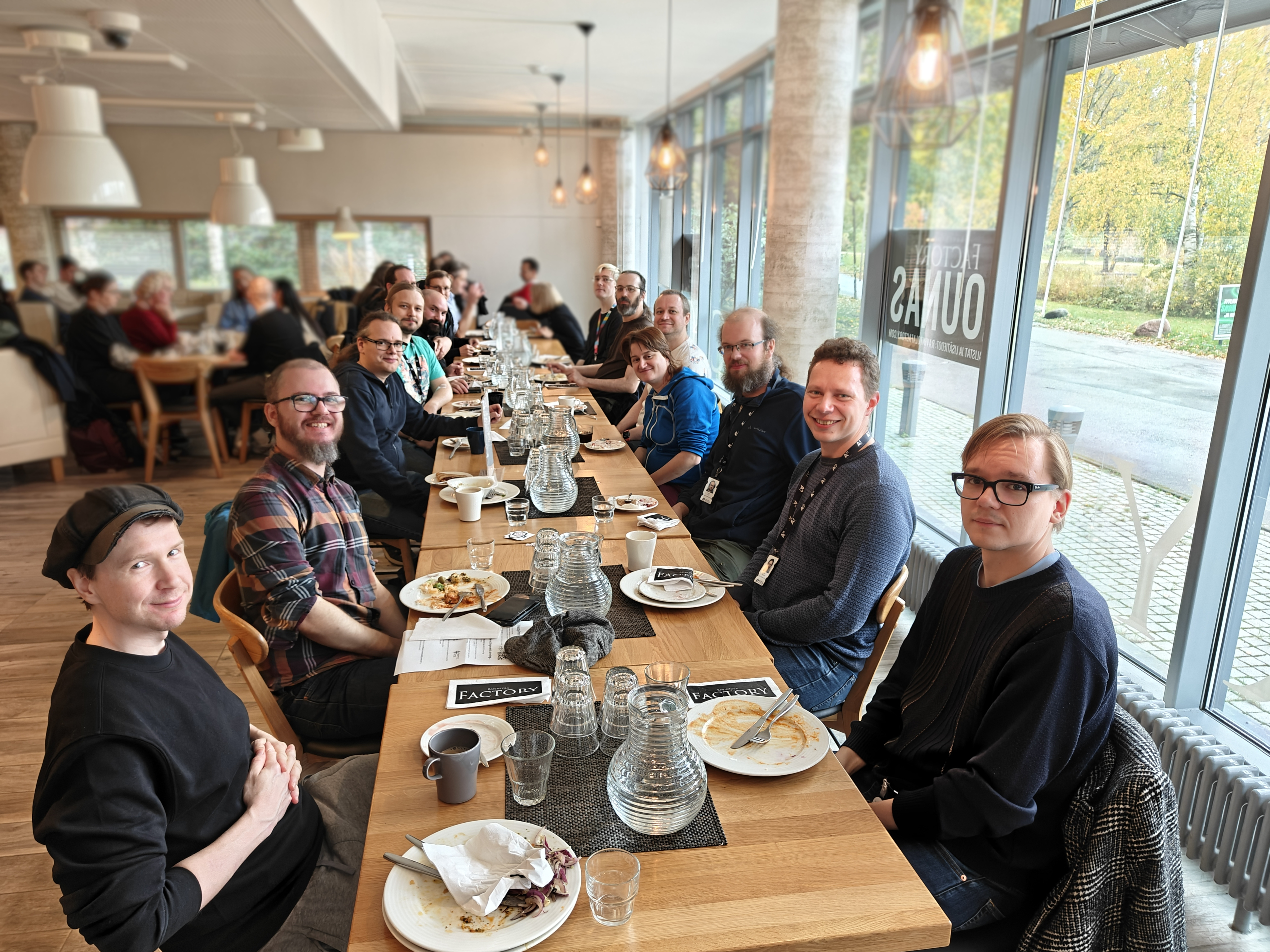 Group picture of the 15-1 (taking the picture) participants of the RSE-FI meetup at lunch. 